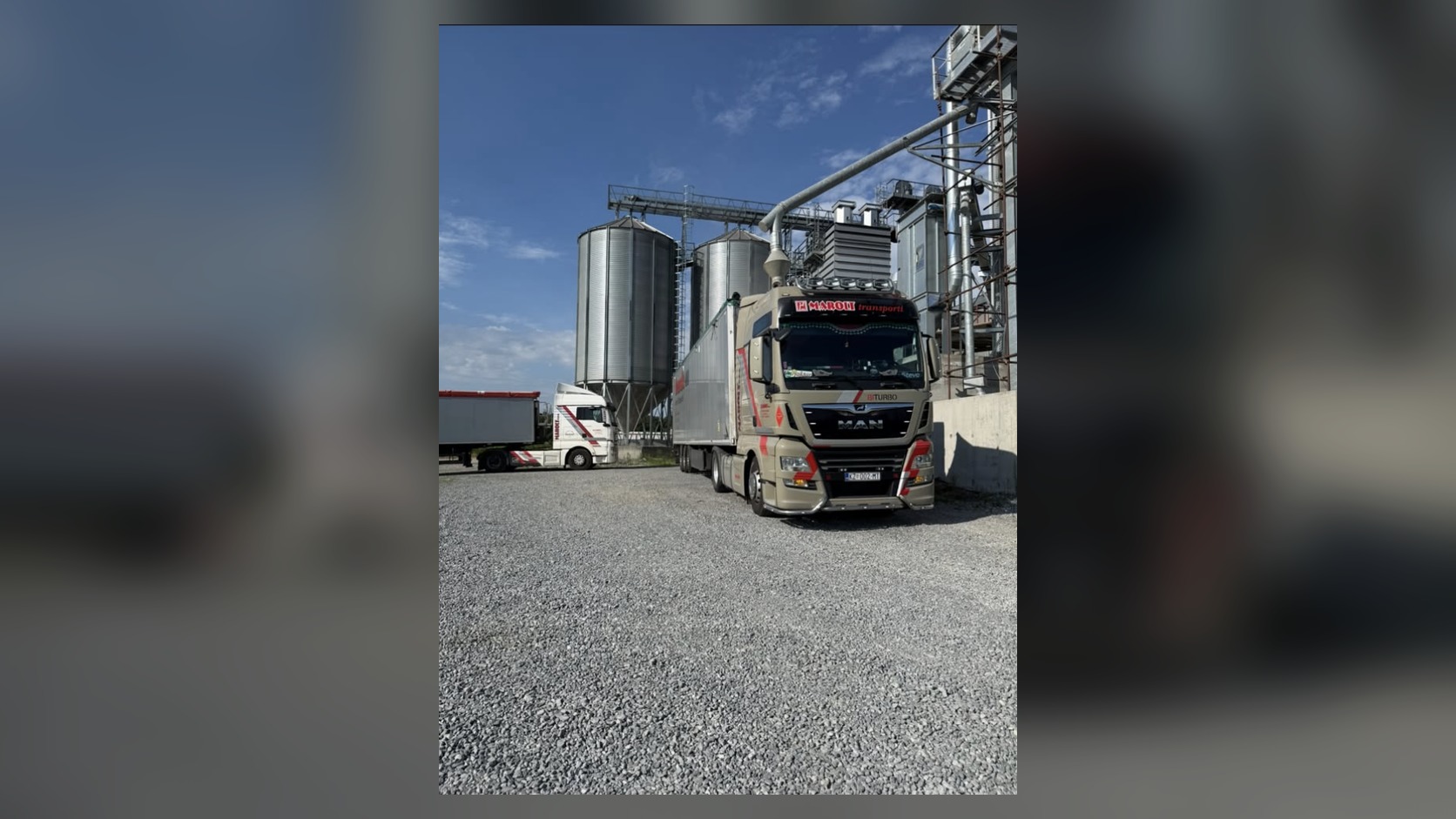 MAN kamion kod silosa i industrijskog postrojenja