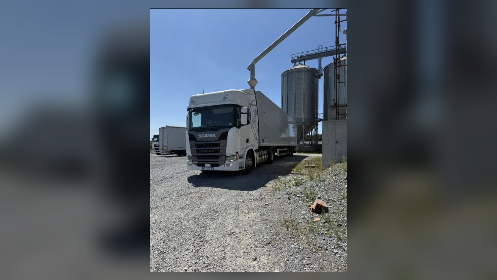 Scania kamion kod silosa